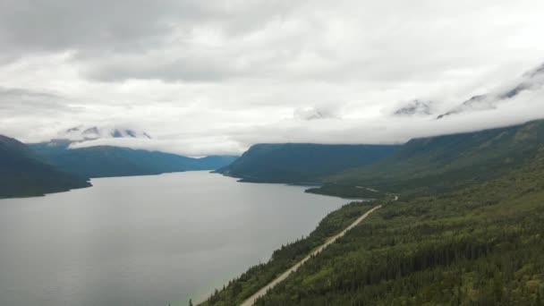 Vacker utsikt över den natursköna vägen vid den fridfulla sjön — Stockvideo