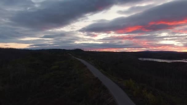 Pemandangan Danau Damai dan Jalan Scenic dari Atas — Stok Video