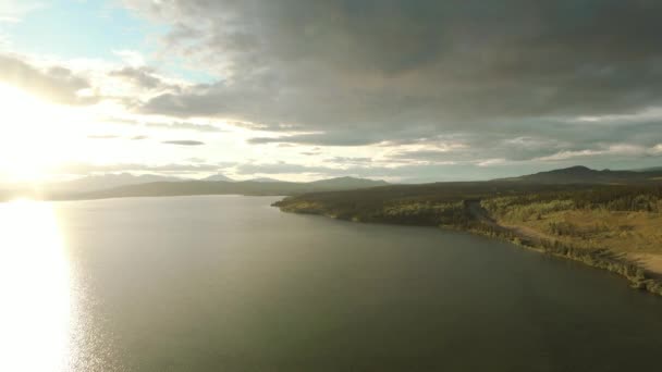 Vue magnifique sur le lac et les montagnes paisibles — Video