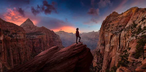 Mulher aventureira na beira de um penhasco — Fotografia de Stock