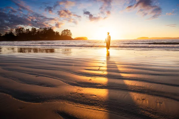 Piękna kobieta w luźnej sukience chodzi boso po piaszczystym oceanie — Zdjęcie stockowe