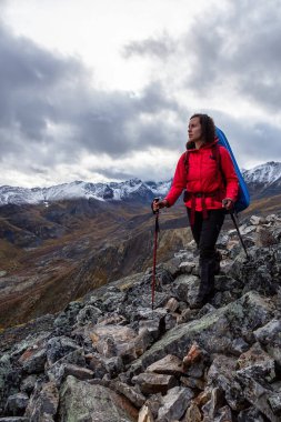 Kız Sırt Çantası Sahne Yürüyüşü Yolu boyunca