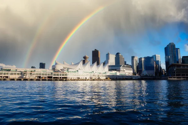 Canada Place і комерційні будівлі в центрі Ванкувера — стокове фото