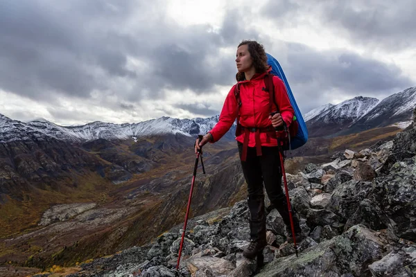 Meisje rugzak langs Scenic Hiking Trail — Stockfoto