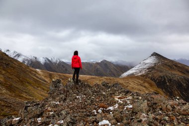 Kanada Dağ manzarasında yürüyüş yapan bir kız.
