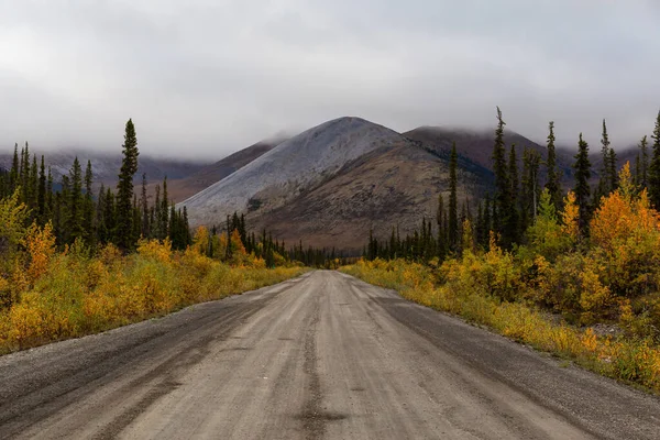 Kanadensiskt naturlandskap i Yukon — Stockfoto