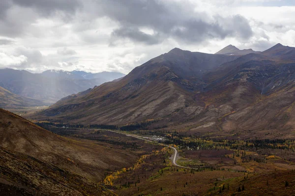 Landschaftlich reizvolle Straße in Yukon, Kanada — Stockfoto