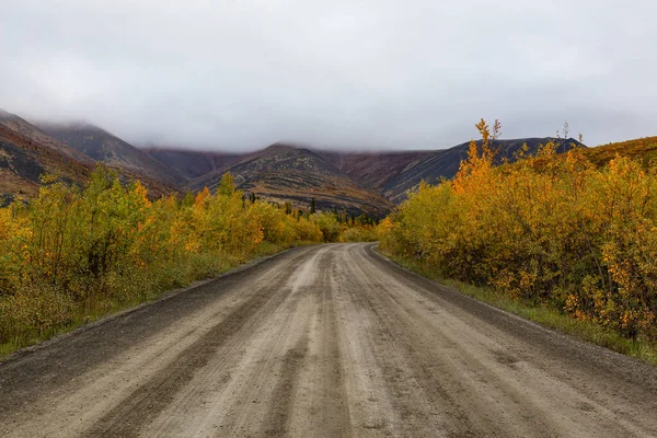 Landschaftlich reizvolle Straße in Yukon, Kanada — Stockfoto
