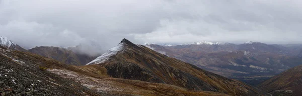 Montanhas canadenses em Yukon — Fotografia de Stock