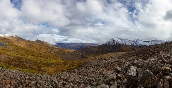 Montagnes canadiennes au Yukon — Photo