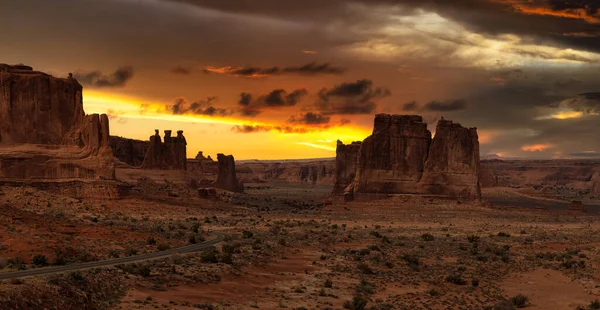 Vista panorámica del paisaje de una carretera panorámica en los cañones de roca roja. — Foto de Stock