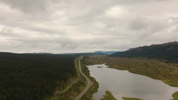 Vue de la route panoramique le long du lac paisible — Video