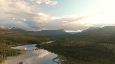 Gün batımında yukarıdan Huzurlu Göl Manzarası