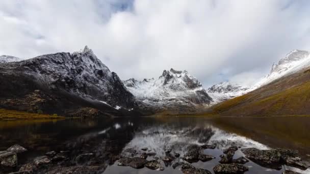 Grizzly Lake in Tombstone Territorial Park, Yukon, Canada. — Stock Video