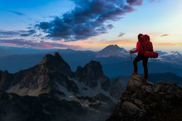 Meisje Backpacker op de top van een bergtop. — Stockfoto