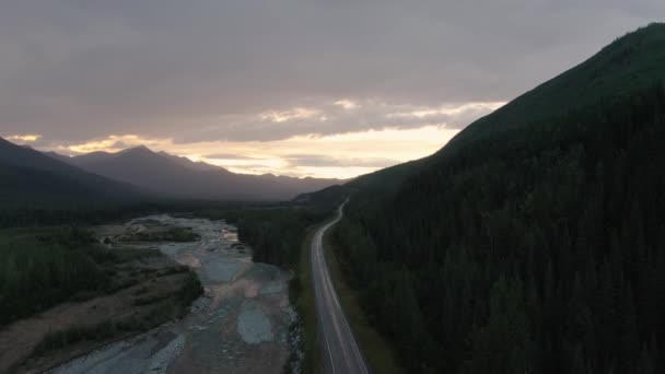 Prachtig uitzicht op Scenic Road by Glacial River bij zonsondergang — Stockvideo