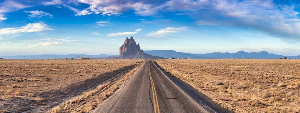 Panoramatický pohled na silnici v suché poušti s Shiprock — Stock fotografie