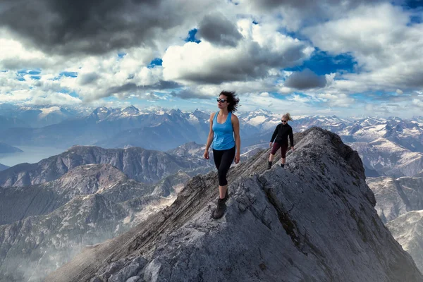 Epic Extreme Turisté na skalnatém hřebeni na vrcholu hory — Stock fotografie