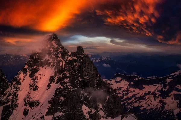 Schöne Luftaufnahme der schneebedeckten Berge — Stockfoto