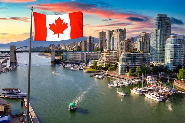 Bandeira e Cidade Nacional Canadense — Fotografia de Stock