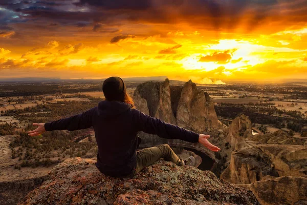 Homem desfrutando da bela paisagem montanhosa americana — Fotografia de Stock