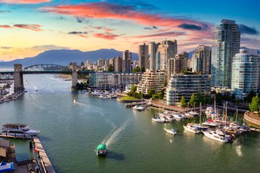 Vancouver 'daki Burrard Köprüsü ve False Creek manzarası