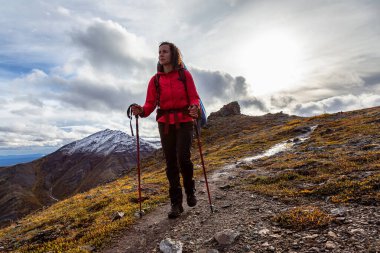Manzaralı Dağ Manzarasında Kadın Sırt Çantası