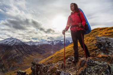 Manzaralı Dağ Manzarasında Kadın Sırt Çantası