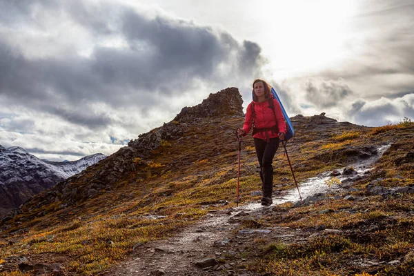 Donna zaino in spalla in paesaggio montano scenico — Foto Stock