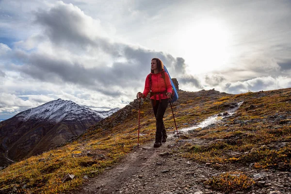 Vrouw rugzak in Scenic Mountain Landschap — Stockfoto