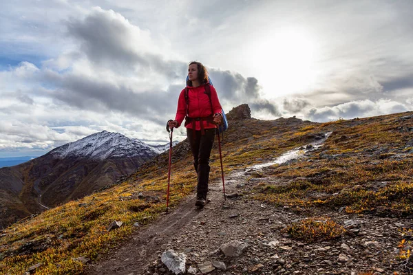 Vrouw rugzak in Scenic Mountain Landschap — Stockfoto