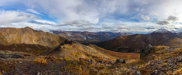 Bela vista da paisagem cênica e montanhas nevadas — Fotografia de Stock