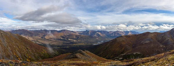 Vacker utsikt över natursköna landskap och snöiga berg — Stockfoto