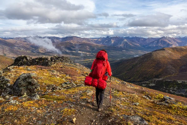 Mochila de mulher em paisagem montesa cênica — Fotografia de Stock