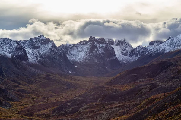 Schöne Aussicht auf malerische Landschaft und verschneite Berge — Stockfoto