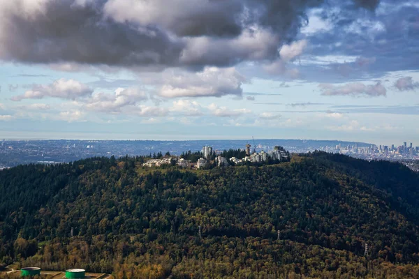 Vista aérea de Burnaby Mountain durante una mañana vibrante — Foto de Stock