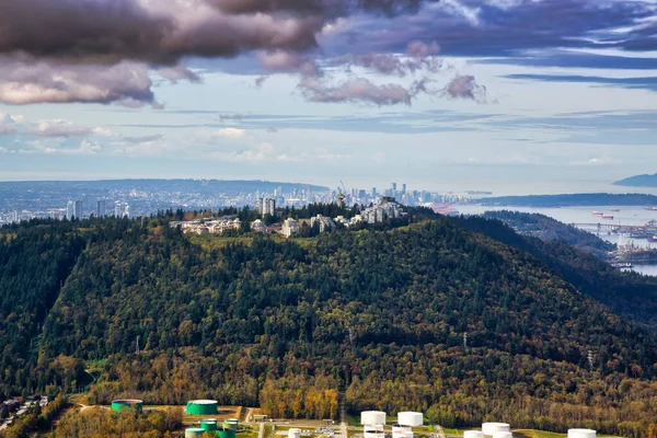 Vista aérea de Burnaby Mountain durante una mañana vibrante — Foto de Stock