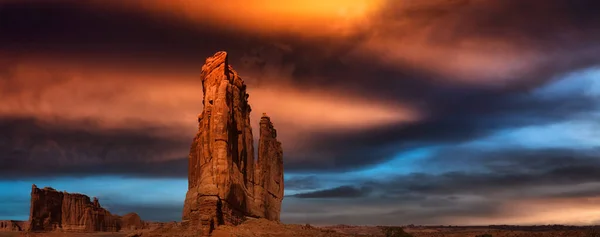 Paisaje vista de hermosas formaciones de cañones de roca roja — Foto de Stock