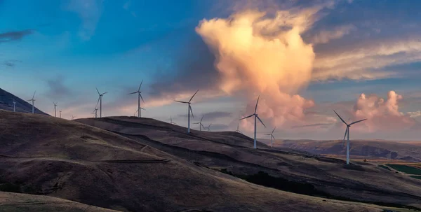 Hermosa vista panorámica del paisaje de las turbinas eólicas — Foto de Stock