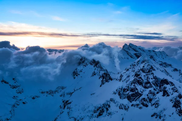 雪に覆われた山々の美しい空中風景 — ストック写真