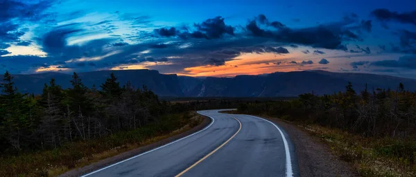 Camino con curvas escénicas en el paisaje canadiense —  Fotos de Stock