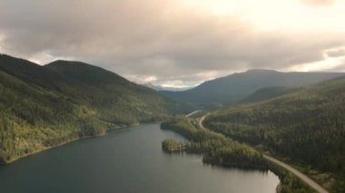 Huzurlu Göl manzarası, Manzaralı Yol, Dağlarla çevrili
