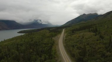 Manzaralı Göl ve Dağlar Yanındaki Güzel Yol Manzarası