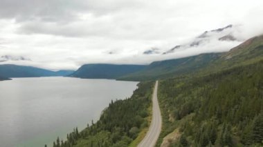 Huzurlu Göl 'ün yanındaki Manzaranın Güzel Manzarası