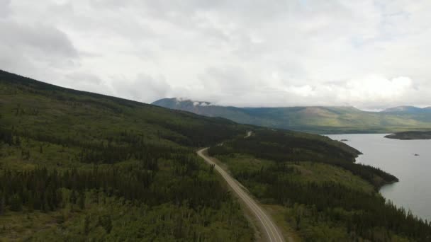 Vacker utsikt över vägen vid den natursköna sjön — Stockvideo