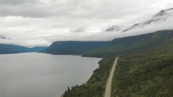 Hermosa vista de la carretera panorámica junto al lago pacífico — Vídeos de Stock