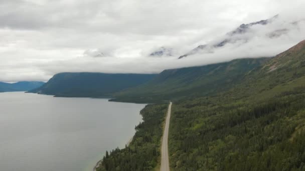 Belle vue sur la route panoramique le long du lac paisible — Video