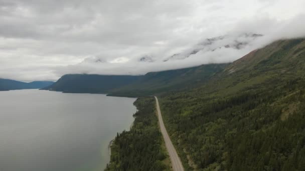 Vacker utsikt över den natursköna vägen vid den fridfulla sjön — Stockvideo