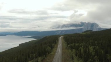 Manzaralı Göl kıyısında Güzel Yol Manzarası