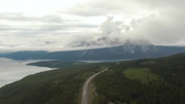 Manzaralı Göl kıyısında Güzel Yol Manzarası